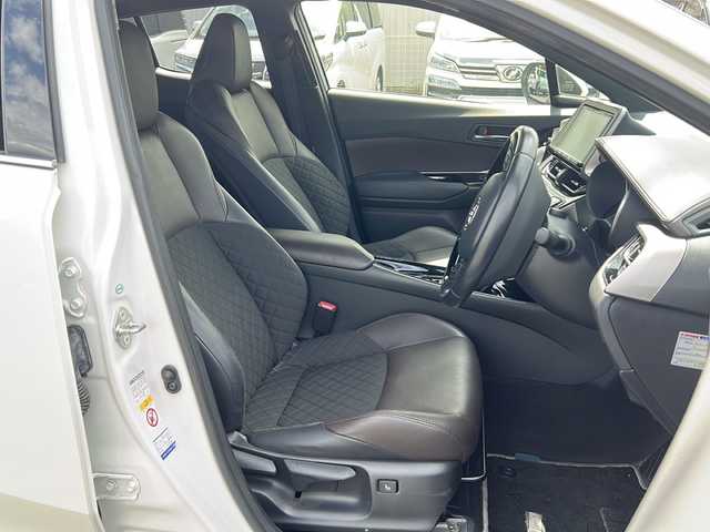 トヨタ Ｃ－ＨＲ G 茨城県 2018(平30)年 6.7万km ホワイトパールクリスタルシャイン 純正９インチメモリナビ【NSZT-Y66T】/(地デジTV・CD・DVD・BT・ラジオ再生)/レーダークルーズコントロール/レーンアシスト/衝突軽減ブレーキ/コーナーセンサー/ブラインドスポットモニター/ハーフレザーシート/シートヒーター/ドライブレコーダー/バックカメラ/ETC/オートライト/LEDヘッドライト/純正18inアルミホイール/フロアマット/スマートキー