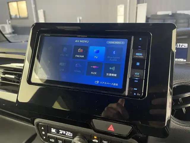 ホンダ Ｎ ＢＯＸ カスタム L 滋賀県 2023(令5)年 1.5万km クリスタルブラックパール 社外ナビ/【CD.DVD.Bluetooth.フルセグTV】/バックカメラ/ホンダセンシング/●衝突軽減ブレーキ（CMBS）/●誤発進抑制機能/●歩行者事故低減ステアリング/●路外逸脱抑制機能/●渋滞追従機能付アダプティブクルーズコントロール（ACC）/●車線維持支援システム（LKAS）/●先行車発進お知らせ機能/●標識認識機能/●後方誤発進抑制機能/●オートハイビーム/コーナーセンサー/LEDヘッドライト/オートライト/前席シートヒーター/片側電動スライド/純正アルミホイール/スマートキー/スぺアキー