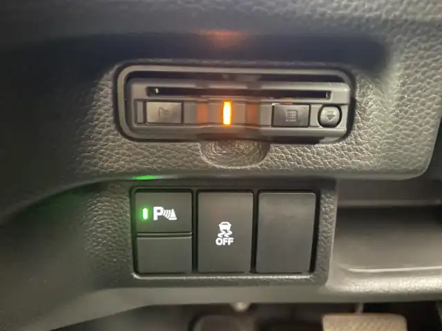ホンダ Ｎ ＢＯＸ カスタム L 滋賀県 2023(令5)年 1.5万km クリスタルブラックパール 社外ナビ/【CD.DVD.Bluetooth.フルセグTV】/バックカメラ/ホンダセンシング/●衝突軽減ブレーキ（CMBS）/●誤発進抑制機能/●歩行者事故低減ステアリング/●路外逸脱抑制機能/●渋滞追従機能付アダプティブクルーズコントロール（ACC）/●車線維持支援システム（LKAS）/●先行車発進お知らせ機能/●標識認識機能/●後方誤発進抑制機能/●オートハイビーム/コーナーセンサー/LEDヘッドライト/オートライト/前席シートヒーター/片側電動スライド/純正アルミホイール/スマートキー/スぺアキー