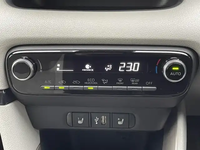 トヨタ ヤリス ハイブリッド Z 群馬県 2023(令5)年 1万km プラチナホワイトパールマイカ トヨタセーフティセンス/・プリクラッシュセーフティ/・レーンディパーチャーアラート/・ブラインドスポットモニター/・クリアランスソナー/・リヤクロストラフィックアラート/・パーキングサポートブレーキ/・ロードサインアシスト/純正ナビ付ディスプレイオーディオ/　（CD DVD Bluetooth USB AM FM)/全方位カメラ/ETC2.0/純正ドライブレコーダー/LEDヘッドライト/オートライト/オートマチックハイビーム/ステアリングリモコン/ステアリングヒーター/前席シートヒーター/取扱説明書/保証書/スペアキー