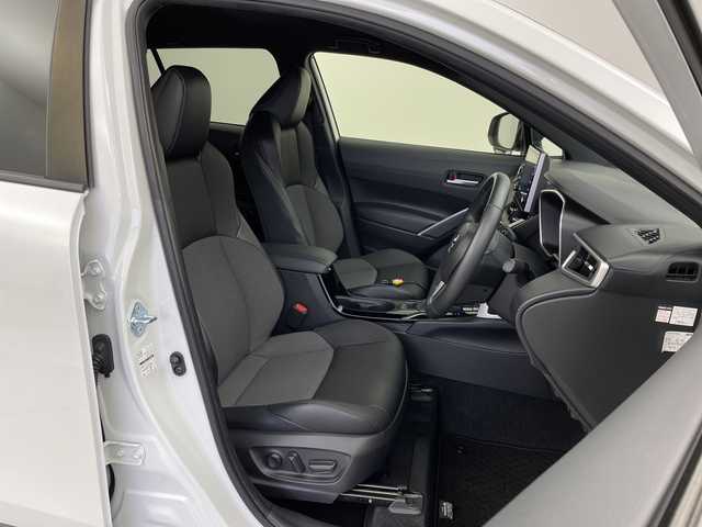 トヨタ カローラ クロス ハイブリッド Z 新潟県 2021(令3)年 2万km プラチナホワイトパールマイカ プリクラッシュセーフティ/レーダークルーズコントロール/レーンキープアシスト/純正9インチディスプレイオーディオ(ナビ機能付き)/フルセグTV/ビルトインETC/ドライブレコーダー/オートLEDヘッドライト/オートハイビーム/純正18インチAW/パワーバックドア/ハーフレザーシート/D席パワーシート/D席・N席シートヒーター/ルーフレール/オートドアミラー