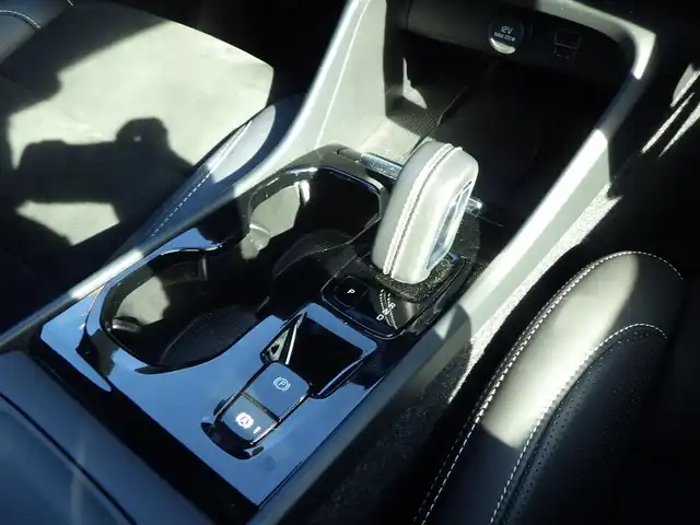 ボルボ ＸＣ４０ B4 AWD Rデザイン 千葉県 2020(令2)年 2.2万km グレーⅡ シティーセーフティ/BLIS/レーンキーピングエイド/アクティブベンディングライト/パワーバックドア/純正ナビ/地デジTV/【Bluetooth接続】/360°カメラ/ハーフレザーシート/前席パワーシート/各席シートヒーター/革巻きステアリング/ステアリングスイッチ/ETC/LEDヘッドライト/フォグライト/ウインカーミラー/コーナーセンサー/純正19インチアルミホイル/サイド/カーテンエアバッグ/スマートキー