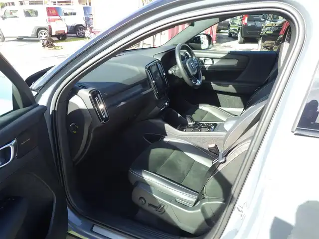 ボルボ ＸＣ４０ B4 AWD Rデザイン 千葉県 2020(令2)年 2.2万km グレーⅡ シティーセーフティ/BLIS/レーンキーピングエイド/アクティブベンディングライト/パワーバックドア/純正ナビ/地デジTV/【Bluetooth接続】/360°カメラ/ハーフレザーシート/前席パワーシート/各席シートヒーター/革巻きステアリング/ステアリングスイッチ/ETC/LEDヘッドライト/フォグライト/ウインカーミラー/コーナーセンサー/純正19インチアルミホイル/サイド/カーテンエアバッグ/スマートキー