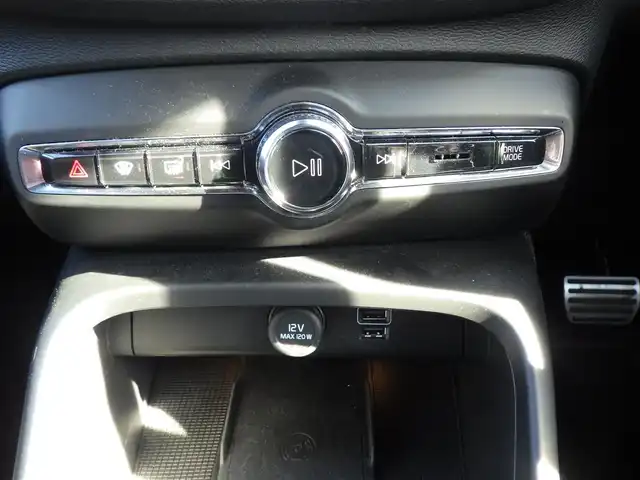 ボルボ ＸＣ４０ B4 AWD Rデザイン 千葉県 2020(令2)年 2.2万km グレーⅡ シティーセーフティ/BLIS/レーンキーピングエイド/アクティブベンディングライト/パワーバックドア/純正ナビ/地デジTV/【Bluetooth接続】/360°カメラ/ハーフレザーシート/前席パワーシート/各席シートヒーター/革巻きステアリング/ステアリングスイッチ/ETC/LEDヘッドライト/フォグライト/ウインカーミラー/コーナーセンサー/純正19インチアルミホイル/サイド/カーテンエアバッグ/スマートキー