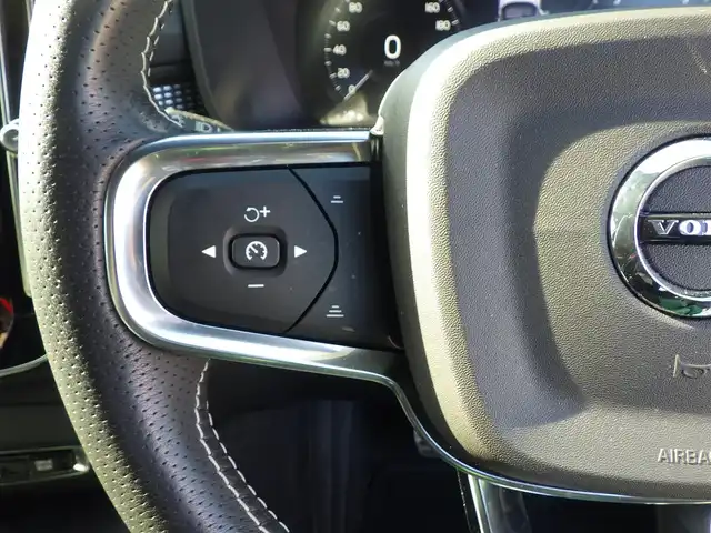 ボルボ ＸＣ４０ B4 AWD Rデザイン 千葉県 2020(令2)年 2.2万km グレーⅡ シティーセーフティ/BLIS/レーンキーピングエイド/アクティブベンディングライト/パワーバックドア/純正ナビ/地デジTV/【Bluetooth接続】/360°カメラ/ハーフレザーシート/前席パワーシート/各席シートヒーター/革巻きステアリング/ステアリングスイッチ/ETC/LEDヘッドライト/フォグライト/ウインカーミラー/コーナーセンサー/純正19インチアルミホイル/サイド/カーテンエアバッグ/スマートキー