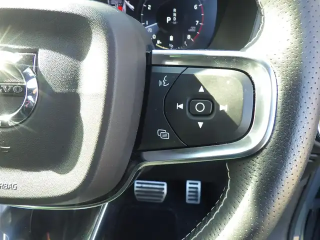 ボルボ ＸＣ４０ B4 AWD Rデザイン 千葉県 2020(令2)年 2.2万km グレーⅡ シティーセーフティ/BLIS/レーンキーピングエイド/アクティブベンディングライト/パワーバックドア/純正ナビ/地デジTV/【Bluetooth接続】/360°カメラ/ハーフレザーシート/前席パワーシート/各席シートヒーター/革巻きステアリング/ステアリングスイッチ/ETC/LEDヘッドライト/フォグライト/ウインカーミラー/コーナーセンサー/純正19インチアルミホイル/サイド/カーテンエアバッグ/スマートキー