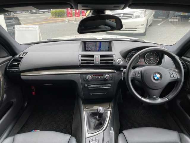 ＢＭＷ １３０ｉ Mスポーツ 神奈川県 2009(平21)年 3.6万km アルピンホワイトⅢ 純正HDDナビ/・CD/DVD/USB/ミラー内蔵型ETC/ブラックレザーシート/前席パワーシート/シートヒーター/純正18インチAW/革巻きステアリング/プッシュEgスタート/ストップ/リモコンキー×2/純正HIDヘッドライト/フロント/バックフォグ/アダプティブヘッドライト/トノカバー/純正Mスポーツフロアマット/取扱説明書/ナビ取扱説明書/新車時保証書