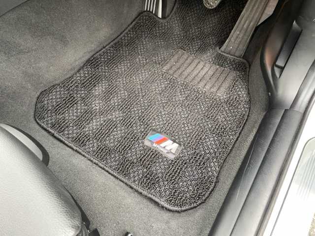 ＢＭＷ １３０ｉ Mスポーツ 神奈川県 2009(平21)年 3.6万km アルピンホワイトⅢ 純正HDDナビ/・CD/DVD/USB/ミラー内蔵型ETC/ブラックレザーシート/前席パワーシート/シートヒーター/純正18インチAW/革巻きステアリング/プッシュEgスタート/ストップ/リモコンキー×2/純正HIDヘッドライト/フロント/バックフォグ/アダプティブヘッドライト/トノカバー/純正Mスポーツフロアマット/取扱説明書/ナビ取扱説明書/新車時保証書