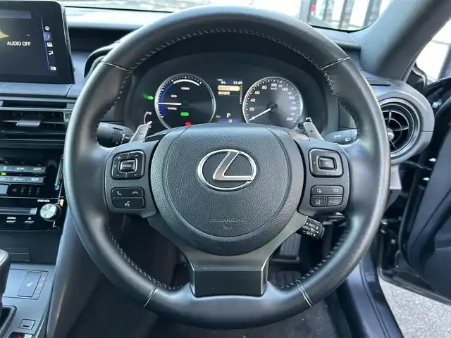 レクサス ＩＳ 300h 佐賀県 2022(令4)年 2.9万km グラファイトブラックガラスフレーク プリクラッシュセーフティ/レーダークルーズコントロール/レーントレーシングアシスト/ブラインドスポットモニター/パーキングサポートブレーキ/パーキングサポートアラート/コーナーセンサー/純正ナビ/・バックカメラ/・フルセグTV/BT/CD/DVD/純正18インチAW/合皮シート/前席シートヒーター/前席パワーシート/LEDヘッドライト/オートマチックハイビーム/プッシュスタート/革巻きステアリング/パドルシフト/ETC/社外ドラレコ/スペアキー×1/カードキー/取扱説明書/保証書