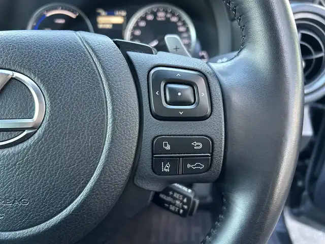 レクサス ＩＳ 300h 佐賀県 2022(令4)年 2.9万km グラファイトブラックガラスフレーク プリクラッシュセーフティ/レーダークルーズコントロール/レーントレーシングアシスト/ブラインドスポットモニター/パーキングサポートブレーキ/パーキングサポートアラート/コーナーセンサー/純正ナビ/・バックカメラ/・フルセグTV/BT/CD/DVD/純正18インチAW/合皮シート/前席シートヒーター/前席パワーシート/LEDヘッドライト/オートマチックハイビーム/プッシュスタート/革巻きステアリング/パドルシフト/ETC/社外ドラレコ/スペアキー×1/カードキー/取扱説明書/保証書