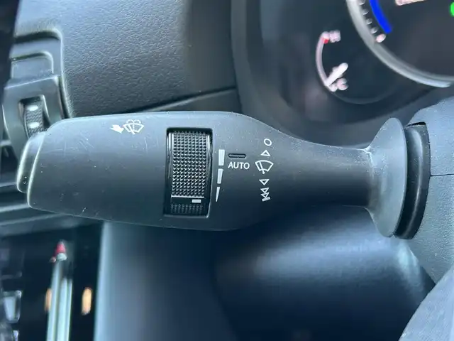 レクサス ＩＳ 300h 佐賀県 2022(令4)年 2.9万km グラファイトブラックガラスフレーク プリクラッシュセーフティ/レーダークルーズコントロール/レーントレーシングアシスト/ブラインドスポットモニター/パーキングサポートブレーキ/パーキングサポートアラート/コーナーセンサー/純正ナビ/・バックカメラ/・フルセグTV/BT/CD/DVD/純正18インチAW/合皮シート/前席シートヒーター/前席パワーシート/LEDヘッドライト/オートマチックハイビーム/プッシュスタート/革巻きステアリング/パドルシフト/ETC/社外ドラレコ/スペアキー×1/カードキー/取扱説明書/保証書