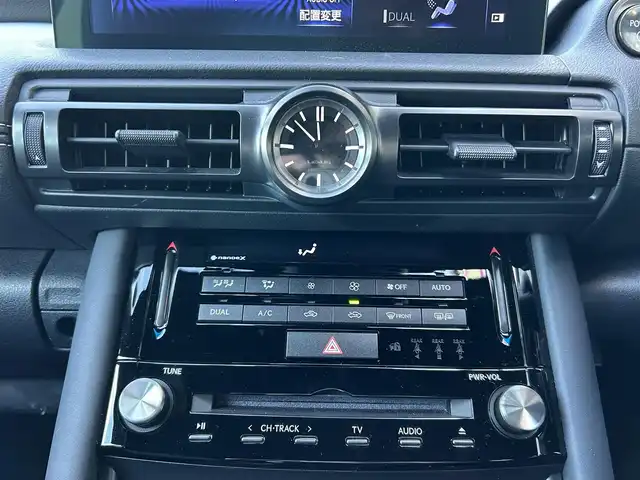 レクサス ＩＳ 300h 佐賀県 2022(令4)年 2.9万km グラファイトブラックガラスフレーク プリクラッシュセーフティ/レーダークルーズコントロール/レーントレーシングアシスト/ブラインドスポットモニター/パーキングサポートブレーキ/パーキングサポートアラート/コーナーセンサー/純正ナビ/・バックカメラ/・フルセグTV/BT/CD/DVD/純正18インチAW/合皮シート/前席シートヒーター/前席パワーシート/LEDヘッドライト/オートマチックハイビーム/プッシュスタート/革巻きステアリング/パドルシフト/ETC/社外ドラレコ/スペアキー×1/カードキー/取扱説明書/保証書