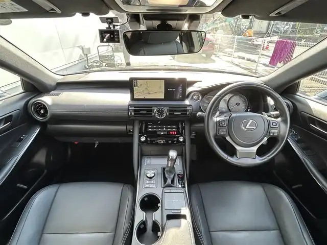 レクサス ＩＳ 300h 佐賀県 2022(令4)年 2.9万km グラファイトブラックガラスフレーク プリクラッシュセーフティ/レーダークルーズコントロール/レーントレーシングアシスト/ブラインドスポットモニター/パーキングサポートブレーキ/パーキングサポートアラート/コーナーセンサー/純正ナビ/・バックカメラ/・フルセグTV/BT/CD/DVD/純正18インチAW/合皮シート/前席シートヒーター/前席パワーシート/LEDヘッドライト/オートマチックハイビーム/プッシュスタート/革巻きステアリング/パドルシフト/ETC/社外ドラレコ/スペアキー×1/カードキー/取扱説明書/保証書
