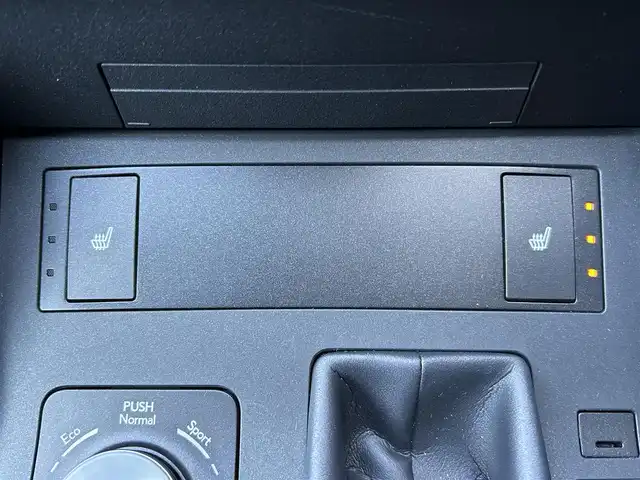 レクサス ＩＳ 300h 佐賀県 2022(令4)年 2.9万km グラファイトブラックガラスフレーク プリクラッシュセーフティ/レーダークルーズコントロール/レーントレーシングアシスト/ブラインドスポットモニター/パーキングサポートブレーキ/パーキングサポートアラート/コーナーセンサー/純正ナビ/・バックカメラ/・フルセグTV/BT/CD/DVD/純正18インチAW/合皮シート/前席シートヒーター/前席パワーシート/LEDヘッドライト/オートマチックハイビーム/プッシュスタート/革巻きステアリング/パドルシフト/ETC/社外ドラレコ/スペアキー×1/カードキー/取扱説明書/保証書