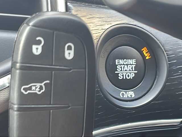 クライスラー・ジープ ジープ グランドチェロキー サミット 愛媛県 2018(平30)年 3.2万km 黒 純正ナビ/サンルーフ/バックカメラ/純正フロアマット/純正アルミホイール/TV/電動パワーシート/シートヒーター/エアシート/ETC/電動リアゲート/追従型クルーズコントロール/ステアリングヒーター/harman kardon サウンド/ドライブレコーダー/衝突被害軽減システム/レーンキープアシスト/ダウンヒルアシストコントロール