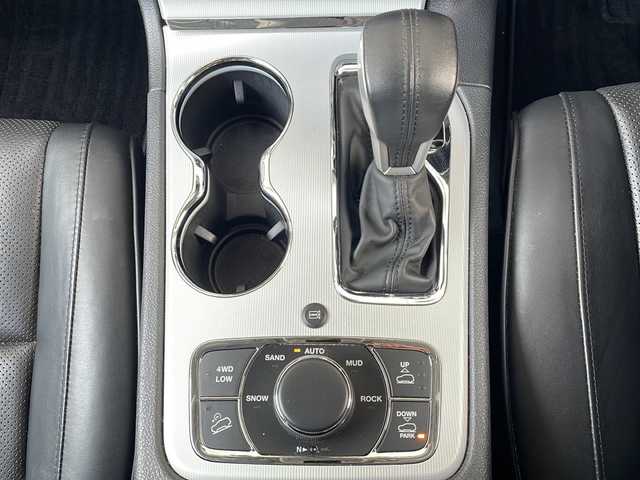 クライスラー・ジープ ジープ グランドチェロキー サミット 愛媛県 2018(平30)年 3.2万km 黒 純正ナビ/サンルーフ/バックカメラ/純正フロアマット/純正アルミホイール/TV/電動パワーシート/シートヒーター/エアシート/ETC/電動リアゲート/追従型クルーズコントロール/ステアリングヒーター/harman kardon サウンド/ドライブレコーダー/衝突被害軽減システム/レーンキープアシスト/ダウンヒルアシストコントロール