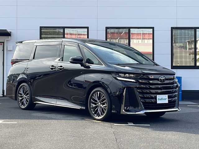 トヨタ ヴェルファイア ハイブリット Z プレミア 山口県 2024(令6)年 3.3万km ブラック 左右独立ムーンルーフ/純正13インチ有機ELフリップダウンモニター/14インチディスプレイオーディオ（コネクティッドナビ対応）Plus/・フルセグテレビ/・Bluetooth/・AM/FM/・USB/・Miracast/・Apple CarPlay/・Android Auto/パノラミックビューモニター/両側パワースライドドア/パワーバックドア/ETC2.0/3列シート/レザーパワーシート/エアーシート/デジタルインナーミラー/プッシュスタート/スマートキー（スペアキー有）/バックカメラ/HUD/電動パーキングブレーキ/ドライバーモニターカメラ/後席電動サンシェード/タイプＣ入力端子/タイプＣ充電端子/置くだけ充電/取説/保証書/Toyota Safety Sense/・プリクラッシュセーフティ/・レーントレーシングアシスト/・レーダークルーズコントロール（全車追従機能付）/・ロードサインアシスト/・アダプティブハイビームシステム/・オートマチックハイビーム/安全装備/・先行車発進告知機能/・BSM/・リヤクロストラフィックアラート/・パーキングサポートブレーキ/・クリアランスソナー＆バックソナー/・安心降車アシスト