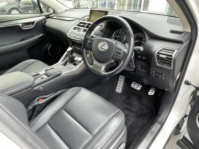 レクサス ＮＸ 200t Iパッケージ 群馬県 2015(平27)年 6.9万km ソニッククォーツ ナビ　/フルセグ　/バックカメラ　/サイドカメラ　/パワーバックドア　/レーダークルーズコントロール　/ステアリングヒーター　/レザーシート　/シートヒーター　/メモリーシート　/ＬＥＤヘッドライト　/純正フロアーマット