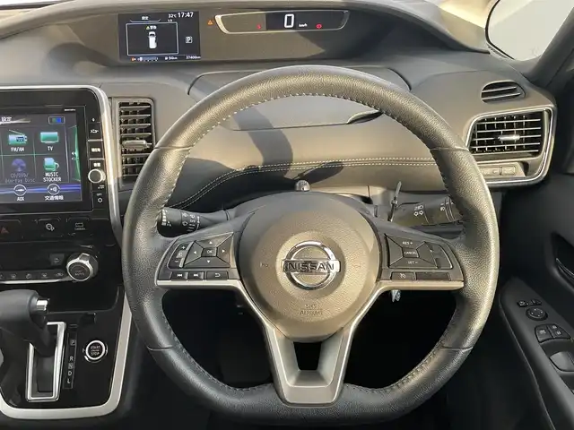 日産 セレナ ハイウェイスター 埼玉県 2017(平29)年 3.8万km マルーンレッド 2トーン 純正9型SDナビゲーション【MM516D-L】/AM FM フルセグ Bluetooth CD DVD/アラウンドビューモニター/純正11型フリップダウンモニター/両側パワースライドドア/ハンズフリーオートスライドドア/ビルトインETC/前方ドライブレコーダー/アイドリングストップ/車線逸脱警報/エマージェンシーブレーキ/標識検知機能/コーナーセンサー/ふらつき警報機能/純正フロアマット/LEDヘッドライト/オートライト/スマートキー/スペアキー