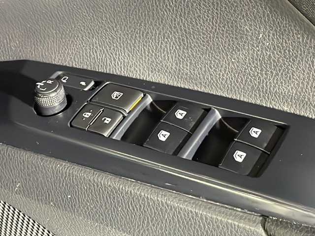 トヨタ カムリ G 沖縄県 2018(平30)年 5.9万km アティチュードブラックマイカ 県外仕入/禁煙車/純正SDナビ/CD/DVD/SDBT/フルセグ/バックカメラ/アダプティブクルーズコントロール/レーンキープアシスト/横滑り防止装置/アイドリングストップ/オートマチックハイビーム/LEDヘッドライト/オートライト/パワーシート/純正17インチAW/純正フロアマット/プッシュスタート/スマートキー/取扱説明書/後席自動開閉装置（元タクシー使用）