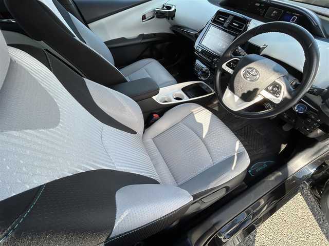 トヨタ プリウス A 福岡県 2016(平28)年 7.2万km アティチュードブラックマイカ ウェルキャブ車/・助手席回転チルトシート/・車いす収納装置/純正9インチメモリナビ【DSZT-YC4T】/（AM/FM/Bluetooth/CD/DVD/フルセグTV）/バックカメラ/トヨタセーフティーセンス/・プリクラッシュセーフティー/・レーダークルーズコントロール/・レーンディパーチャーアラート/・ブラインドスポットモニター/・車両接近通報装置/パーキングアシスト/クリアランスソナー/コーナーセンサー/ビークルスタビリティコントロール/盗難防止装置/AKEEYO前後ドライブレコーダー型デジタルインナーミラー【AKY-V360ST】/純正前方ドライブレコーダー【DRT-H66A】/ビルトインETC2/0/プッシュスタート/オートライト/オートマチックハイビーム/HUD（ヘッドアップディスプレイ）/ISOFIX/社外ドリンクホルダー/AC100V電源/フロントフォグランプ/ドアバイザー/純正フロアマット/電格ウインカーミラー/ステアリングスイッチ/スペアキー×１/保証書/取扱説明書/ウェルキャブ取扱説明書
