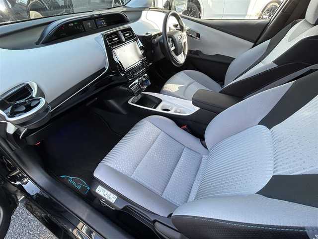 トヨタ プリウス A 福岡県 2016(平28)年 7.2万km アティチュードブラックマイカ ウェルキャブ車/・助手席回転チルトシート/・車いす収納装置/純正9インチメモリナビ【DSZT-YC4T】/（AM/FM/Bluetooth/CD/DVD/フルセグTV）/バックカメラ/トヨタセーフティーセンス/・プリクラッシュセーフティー/・レーダークルーズコントロール/・レーンディパーチャーアラート/・ブラインドスポットモニター/・車両接近通報装置/パーキングアシスト/クリアランスソナー/コーナーセンサー/ビークルスタビリティコントロール/盗難防止装置/AKEEYO前後ドライブレコーダー型デジタルインナーミラー【AKY-V360ST】/純正前方ドライブレコーダー【DRT-H66A】/ビルトインETC2/0/プッシュスタート/オートライト/オートマチックハイビーム/HUD（ヘッドアップディスプレイ）/ISOFIX/社外ドリンクホルダー/AC100V電源/フロントフォグランプ/ドアバイザー/純正フロアマット/電格ウインカーミラー/ステアリングスイッチ/スペアキー×１/保証書/取扱説明書/ウェルキャブ取扱説明書