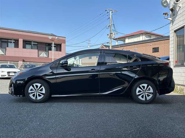 トヨタ プリウス A 福岡県 2016(平28)年 7.2万km アティチュードブラックマイカ ウェルキャブ車/・助手席回転チルトシート/・車いす収納装置/純正9インチメモリナビ【DSZT-YC4T】/（AM/FM/Bluetooth/CD/DVD/フルセグTV）/バックカメラ/トヨタセーフティーセンス/・プリクラッシュセーフティー/・レーダークルーズコントロール/・レーンディパーチャーアラート/・ブラインドスポットモニター/・車両接近通報装置/パーキングアシスト/クリアランスソナー/コーナーセンサー/ビークルスタビリティコントロール/盗難防止装置/AKEEYO前後ドライブレコーダー型デジタルインナーミラー【AKY-V360ST】/純正前方ドライブレコーダー【DRT-H66A】/ビルトインETC2/0/プッシュスタート/オートライト/オートマチックハイビーム/HUD（ヘッドアップディスプレイ）/ISOFIX/社外ドリンクホルダー/AC100V電源/フロントフォグランプ/ドアバイザー/純正フロアマット/電格ウインカーミラー/ステアリングスイッチ/スペアキー×１/保証書/取扱説明書/ウェルキャブ取扱説明書