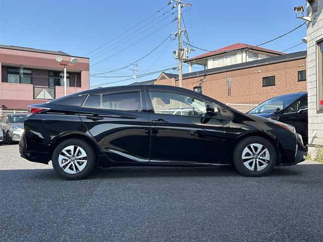 トヨタ プリウス A 福岡県 2016(平28)年 7.2万km アティチュードブラックマイカ ウェルキャブ車/・助手席回転チルトシート/・車いす収納装置/純正9インチメモリナビ【DSZT-YC4T】/（AM/FM/Bluetooth/CD/DVD/フルセグTV）/バックカメラ/トヨタセーフティーセンス/・プリクラッシュセーフティー/・レーダークルーズコントロール/・レーンディパーチャーアラート/・ブラインドスポットモニター/・車両接近通報装置/パーキングアシスト/クリアランスソナー/コーナーセンサー/ビークルスタビリティコントロール/盗難防止装置/AKEEYO前後ドライブレコーダー型デジタルインナーミラー【AKY-V360ST】/純正前方ドライブレコーダー【DRT-H66A】/ビルトインETC2/0/プッシュスタート/オートライト/オートマチックハイビーム/HUD（ヘッドアップディスプレイ）/ISOFIX/社外ドリンクホルダー/AC100V電源/フロントフォグランプ/ドアバイザー/純正フロアマット/電格ウインカーミラー/ステアリングスイッチ/スペアキー×１/保証書/取扱説明書/ウェルキャブ取扱説明書