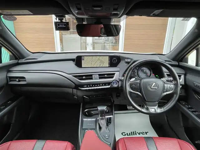 レクサス ＵＸ 250h Fスポーツ 宮崎県 2020(令2)年 7.1万km ホワイトノーヴァガラスフレーク ・TRDエアロ（フロントスポイラー・ミラーカバー・フェンダー・サイドスカート・リヤディフューザー）/・プリクラッシュセーフティ/・レーンディパーチャーアラート/・オートハイビーム/・レーダークルーズコントロール/・RCTA（リヤクロストラフィックアラート）/・ブラインドスポットモニター/・サンルーフ/・パワーバックドア/・レザーシート/・前席パワーシート/シートヒーター/・純正SDナビ/地デジTV/・【DVD/CD再生機能　Bluetooth接続】/・パノラミックビューモニター/・リバース連動ドアミラー（左/右）/・ドライブレコーダー（前後撮影）【DC-DR652】/・革巻きステアリング/・ステアリングスイッチ/・パドルシフト/・ETC（2.0）/・LEDヘッドライト/・フォグライト/・ウインカーミラー/・クリアランスソナー/・純正18インチアルミホイル/・サイド/カーテンエアバッグ/・スマートキー