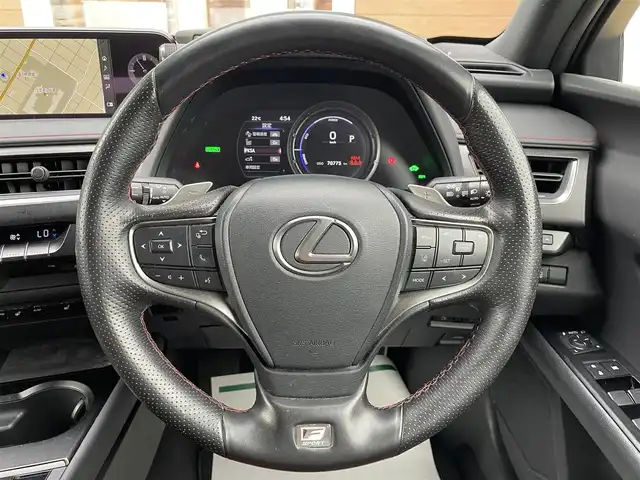 レクサス ＵＸ 250h Fスポーツ 宮崎県 2020(令2)年 7.1万km ホワイトノーヴァガラスフレーク ・TRDエアロ（フロントスポイラー・ミラーカバー・フェンダー・サイドスカート・リヤディフューザー）/・プリクラッシュセーフティ/・レーンディパーチャーアラート/・オートハイビーム/・レーダークルーズコントロール/・RCTA（リヤクロストラフィックアラート）/・ブラインドスポットモニター/・サンルーフ/・パワーバックドア/・レザーシート/・前席パワーシート/シートヒーター/・純正SDナビ/地デジTV/・【DVD/CD再生機能　Bluetooth接続】/・パノラミックビューモニター/・リバース連動ドアミラー（左/右）/・ドライブレコーダー（前後撮影）【DC-DR652】/・革巻きステアリング/・ステアリングスイッチ/・パドルシフト/・ETC（2.0）/・LEDヘッドライト/・フォグライト/・ウインカーミラー/・クリアランスソナー/・純正18インチアルミホイル/・サイド/カーテンエアバッグ/・スマートキー