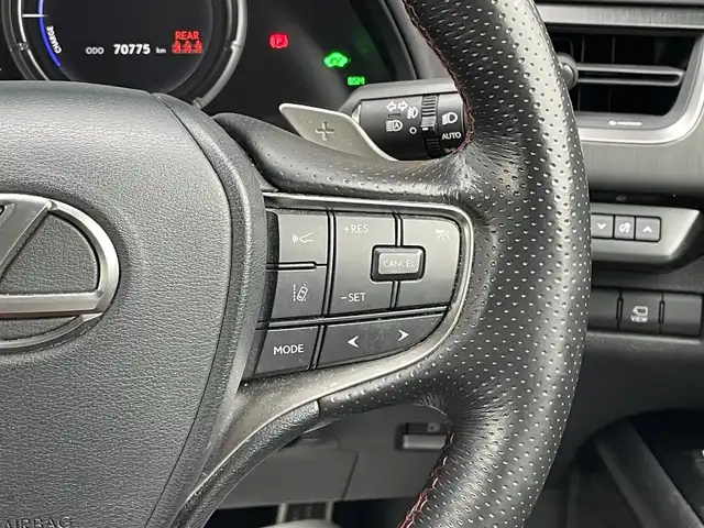 レクサス ＵＸ 250h Fスポーツ 宮崎県 2020(令2)年 7.1万km ホワイトノーヴァガラスフレーク ・TRDエアロ（フロントスポイラー・ミラーカバー・フェンダー・サイドスカート・リヤディフューザー）/・プリクラッシュセーフティ/・レーンディパーチャーアラート/・オートハイビーム/・レーダークルーズコントロール/・RCTA（リヤクロストラフィックアラート）/・ブラインドスポットモニター/・サンルーフ/・パワーバックドア/・レザーシート/・前席パワーシート/シートヒーター/・純正SDナビ/地デジTV/・【DVD/CD再生機能　Bluetooth接続】/・パノラミックビューモニター/・リバース連動ドアミラー（左/右）/・ドライブレコーダー（前後撮影）【DC-DR652】/・革巻きステアリング/・ステアリングスイッチ/・パドルシフト/・ETC（2.0）/・LEDヘッドライト/・フォグライト/・ウインカーミラー/・クリアランスソナー/・純正18インチアルミホイル/・サイド/カーテンエアバッグ/・スマートキー