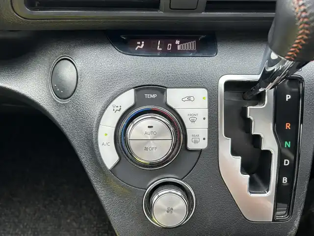 トヨタ シエンタ ハイブリッド G クエロ 和歌山県 2018(平30)年 6.8万km ホワイトパールクリスタルシャイン 車検R9年3月/純正メモリーナビ/（BT/CD/DVD)/フルセグTV/バックカメラ/両側パワースライドドア/トヨタセーフティセンス/・レーンキープアシスト/・プリクラッシュセーフティ/・ハイビームアシスト/純正フロアマット/ウインカー付きドアミラー/ハーフレザーシート/アイドリングストップ/LEDオートヘッドライト/スマートキー×2/ビルトインETC
