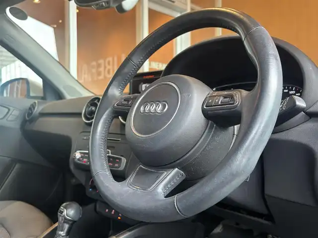 アウディ Ａ１ SB 1．0TFSI 宮城県 2016(平28)年 5.3万km グレイシアホワイトメタリック 純正ナビ/フルセグTV/Bluetooth接続/CD/DVD再生/アイドリングストップ/コーナーセンサー/ステアリングスイッチ/キセノンヘッドライト/オートライト/電動ミラー/純正マット/純正15インチAW/ETC/保証書/取扱説明書/スペアキー×１
