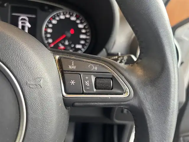 アウディ Ａ１ SB 1．0TFSI 宮城県 2016(平28)年 5.3万km グレイシアホワイトメタリック 純正ナビ/フルセグTV/Bluetooth接続/CD/DVD再生/アイドリングストップ/コーナーセンサー/ステアリングスイッチ/キセノンヘッドライト/オートライト/電動ミラー/純正マット/純正15インチAW/ETC/保証書/取扱説明書/スペアキー×１