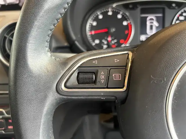 アウディ Ａ１ SB 1．0TFSI 宮城県 2016(平28)年 5.3万km グレイシアホワイトメタリック 純正ナビ/フルセグTV/Bluetooth接続/CD/DVD再生/アイドリングストップ/コーナーセンサー/ステアリングスイッチ/キセノンヘッドライト/オートライト/電動ミラー/純正マット/純正15インチAW/ETC/保証書/取扱説明書/スペアキー×１