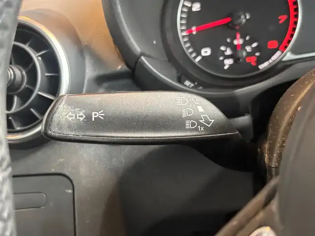 アウディ Ａ１ SB 1．0TFSI 宮城県 2016(平28)年 5.3万km グレイシアホワイトメタリック 純正ナビ/フルセグTV/Bluetooth接続/CD/DVD再生/アイドリングストップ/コーナーセンサー/ステアリングスイッチ/キセノンヘッドライト/オートライト/電動ミラー/純正マット/純正15インチAW/ETC/保証書/取扱説明書/スペアキー×１
