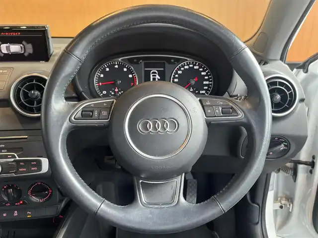 アウディ Ａ１ SB 1．0TFSI 宮城県 2016(平28)年 5.3万km グレイシアホワイトメタリック 純正ナビ/フルセグTV/Bluetooth接続/CD/DVD再生/アイドリングストップ/コーナーセンサー/ステアリングスイッチ/キセノンヘッドライト/オートライト/電動ミラー/純正マット/純正15インチAW/ETC/保証書/取扱説明書/スペアキー×１