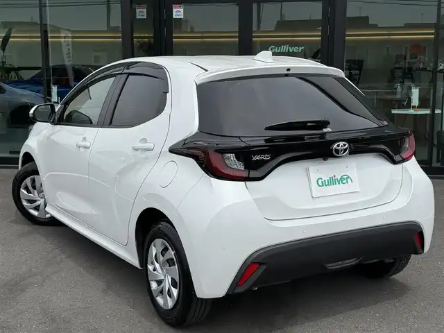 トヨタ ヤリス G 栃木県 2022(令4)年 0.2万km プラチナホワイトパールマイカ ワンオーナー /禁煙車/パノラミックビューモニター/トヨタセーフティセンス/BSM/プリクラッシュ/LDA/PKSB/オートハイビーム/クリアランスソナー /前席シートヒーター/社外レーダー探知機/純正ディスプレイオーディオ/AppleCarPlay/AndroidAuto/Bluetoothオーディオ/ステアリングリモコン/スマートキー×2