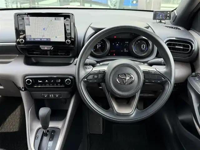 トヨタ ヤリス G 栃木県 2022(令4)年 0.2万km プラチナホワイトパールマイカ ワンオーナー /禁煙車/パノラミックビューモニター/トヨタセーフティセンス/BSM/プリクラッシュ/LDA/PKSB/オートハイビーム/クリアランスソナー /前席シートヒーター/社外レーダー探知機/純正ディスプレイオーディオ/AppleCarPlay/AndroidAuto/Bluetoothオーディオ/ステアリングリモコン/スマートキー×2
