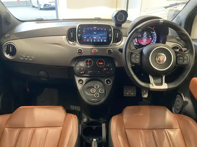 アバルト ５９５Ｃ ツーリズモ 熊本県 2021(令3)年 3.3万km パール ・キーレス/・電動キャンバストップ/・茶革シート/・純正ディスプレイオーディオ/　【Bluetooth・USB・AppleCarPlay・AndroidAuto】/・バックカメラ/・デジタルインナーミラー/・ドライブレコーダー(前後録画)/・HIDヘッドランプ/・フォグランプ/・純正マット/・保証書/取説