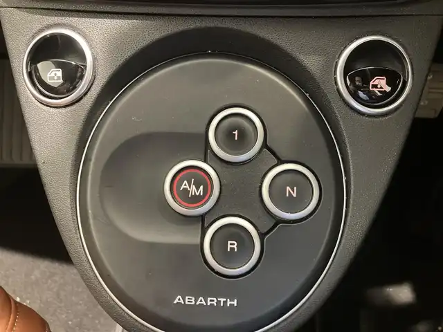 アバルト ５９５Ｃ ツーリズモ 熊本県 2021(令3)年 3.3万km パール ・キーレス/・電動キャンバストップ/・茶革シート/・純正ディスプレイオーディオ/　【Bluetooth・USB・AppleCarPlay・AndroidAuto】/・バックカメラ/・デジタルインナーミラー/・ドライブレコーダー(前後録画)/・HIDヘッドランプ/・フォグランプ/・純正マット/・保証書/取説