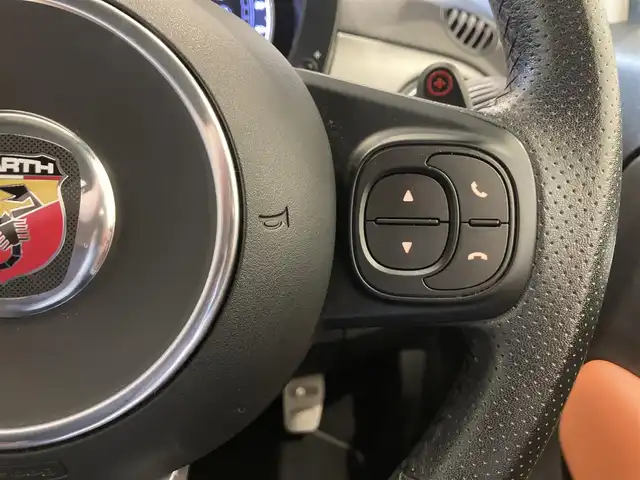 アバルト ５９５Ｃ ツーリズモ 熊本県 2021(令3)年 3.3万km パール ・キーレス/・電動キャンバストップ/・茶革シート/・純正ディスプレイオーディオ/　【Bluetooth・USB・AppleCarPlay・AndroidAuto】/・バックカメラ/・デジタルインナーミラー/・ドライブレコーダー(前後録画)/・HIDヘッドランプ/・フォグランプ/・純正マット/・保証書/取説