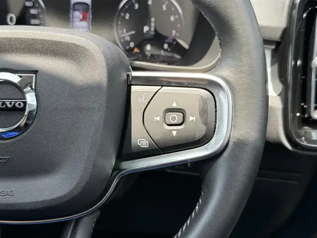 ボルボ ボルボ ＸＣ４０ B4 モメンタム 静岡県 2020(令2)年 3.4万km 白 アダプティブクルーズコントロール/純正ナビ/（フルセグ/Bluetooth）/360°カメラ/パワーシート/シートヒーター/ステアリングヒーター/LEDヘッドライト/前後ドライブレコーダー/純正19インチアルミホイール/ETC/スマートキー