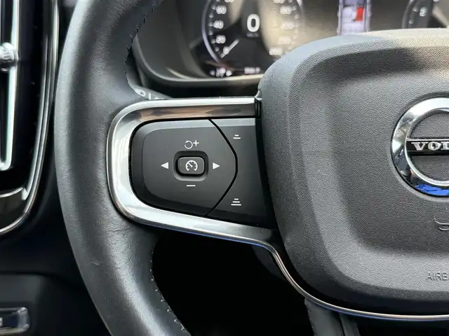 ボルボ ボルボ ＸＣ４０ B4 モメンタム 静岡県 2020(令2)年 3.4万km 白 アダプティブクルーズコントロール/純正ナビ/（フルセグ/Bluetooth）/360°カメラ/パワーシート/シートヒーター/ステアリングヒーター/LEDヘッドライト/前後ドライブレコーダー/純正19インチアルミホイール/ETC/スマートキー