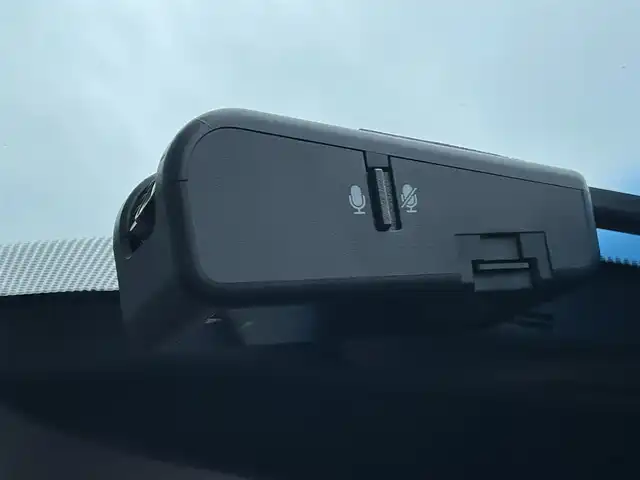 トヨタ クラウン ハイブリッド RS 香川県 2019(平31)年 5万km ホワイトパールクリスタルシャイン 登録時走行距離：49467km/純正ナビゲーション/→CD/DVD 再生/→AM/FM/フルセグTV/Bluetooth/バックカメラ/ビルトインETC2.0/ステアリングリモコン/革巻きステアリング/ステアリングヒーター/レーダークルーズコントロール/パワーシート/シートヒーター/電動リアサンシェード/LEDオートライト/フォグランプ/オートハイビーム/純正18インチアルミホイール/プッシュスタート/スマートキー/トヨタセーフティセンス/→プリクラッシュセーフティ/→レーンキープアシスト/→レーンディパーチャーアラート/→クリアランスソナー