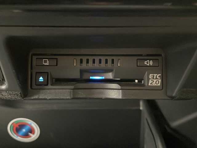 トヨタ クラウン ハイブリッド RS 長野県 2019(平31)年 5万km ホワイトパールクリスタルシャイン 登録時走行距離：49467km/純正ナビゲーション/→CD/DVD 再生/→AM/FM/フルセグTV/Bluetooth/バックカメラ/ビルトインETC2.0/ステアリングリモコン/革巻きステアリング/ステアリングヒーター/レーダークルーズコントロール/パワーシート/シートヒーター/電動リアサンシェード/LEDオートライト/フォグランプ/オートハイビーム/純正18インチアルミホイール/プッシュスタート/スマートキー/トヨタセーフティセンス/→プリクラッシュセーフティ/→レーンキープアシスト/→レーンディパーチャーアラート/→クリアランスソナー