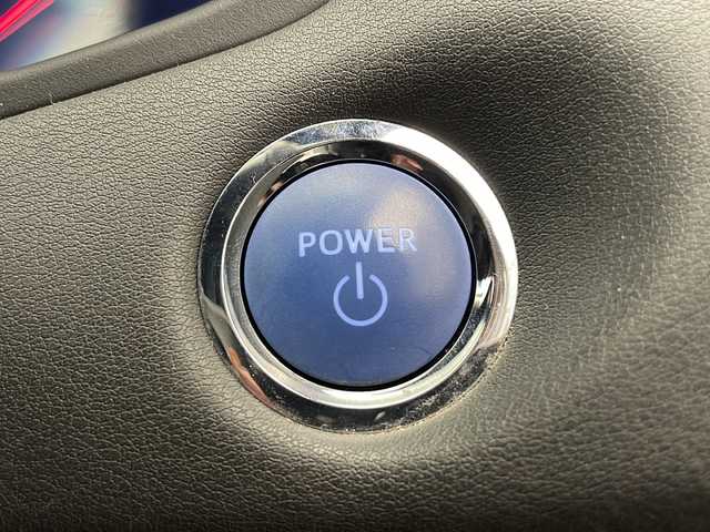 トヨタ クラウン ハイブリッド RS 長野県 2019(平31)年 5万km ホワイトパールクリスタルシャイン 登録時走行距離：49467km/純正ナビゲーション/→CD/DVD 再生/→AM/FM/フルセグTV/Bluetooth/バックカメラ/ビルトインETC2.0/ステアリングリモコン/革巻きステアリング/ステアリングヒーター/レーダークルーズコントロール/パワーシート/シートヒーター/電動リアサンシェード/LEDオートライト/フォグランプ/オートハイビーム/純正18インチアルミホイール/プッシュスタート/スマートキー/トヨタセーフティセンス/→プリクラッシュセーフティ/→レーンキープアシスト/→レーンディパーチャーアラート/→クリアランスソナー