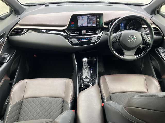 トヨタ Ｃ－ＨＲ G 静岡県 2017(平29)年 4.3万km ブラックマイカ エンジンスタートボタン/保証書/取扱説明書/パワーステアリング/パワーウィンドウ/アイドリングストップ/オートエアコン/スマートキー/クルーズコントロール/ETC2.0/純正SDナビ（CD/DVD/BT/フルセグ）/バックカメラ/ドライブレコーダー前後/純正フロアマット/ハーフレザー/D席N席シートヒーター/TRDエアロ（フロント/サイド/リア）/純正アルミホイール/ABS/横滑り防止装置/コーナーセンサー前後/レーンキープアシスト/オートライト/オートマチックハイビーム/LEDヘッドライト/BSM（ブラインドスポットモニター）/Wプラスサイドエアバック/カーテンエアバック