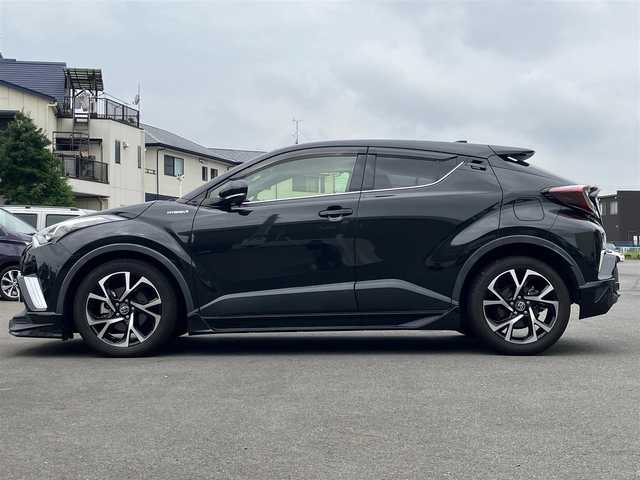 トヨタ Ｃ－ＨＲ G 静岡県 2017(平29)年 4.3万km ブラックマイカ エンジンスタートボタン/保証書/取扱説明書/パワーステアリング/パワーウィンドウ/アイドリングストップ/オートエアコン/スマートキー/クルーズコントロール/ETC2.0/純正SDナビ（CD/DVD/BT/フルセグ）/バックカメラ/ドライブレコーダー前後/純正フロアマット/ハーフレザー/D席N席シートヒーター/TRDエアロ（フロント/サイド/リア）/純正アルミホイール/ABS/横滑り防止装置/コーナーセンサー前後/レーンキープアシスト/オートライト/オートマチックハイビーム/LEDヘッドライト/BSM（ブラインドスポットモニター）/Wプラスサイドエアバック/カーテンエアバック