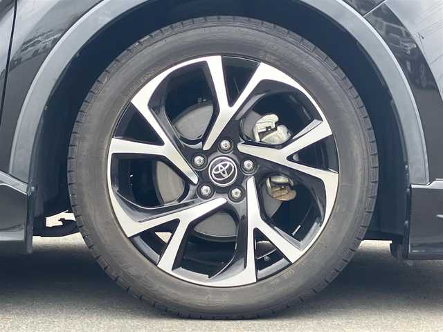 トヨタ Ｃ－ＨＲ G 静岡県 2017(平29)年 4.3万km ブラックマイカ エンジンスタートボタン/保証書/取扱説明書/パワーステアリング/パワーウィンドウ/アイドリングストップ/オートエアコン/スマートキー/クルーズコントロール/ETC2.0/純正SDナビ（CD/DVD/BT/フルセグ）/バックカメラ/ドライブレコーダー前後/純正フロアマット/ハーフレザー/D席N席シートヒーター/TRDエアロ（フロント/サイド/リア）/純正アルミホイール/ABS/横滑り防止装置/コーナーセンサー前後/レーンキープアシスト/オートライト/オートマチックハイビーム/LEDヘッドライト/BSM（ブラインドスポットモニター）/Wプラスサイドエアバック/カーテンエアバック
